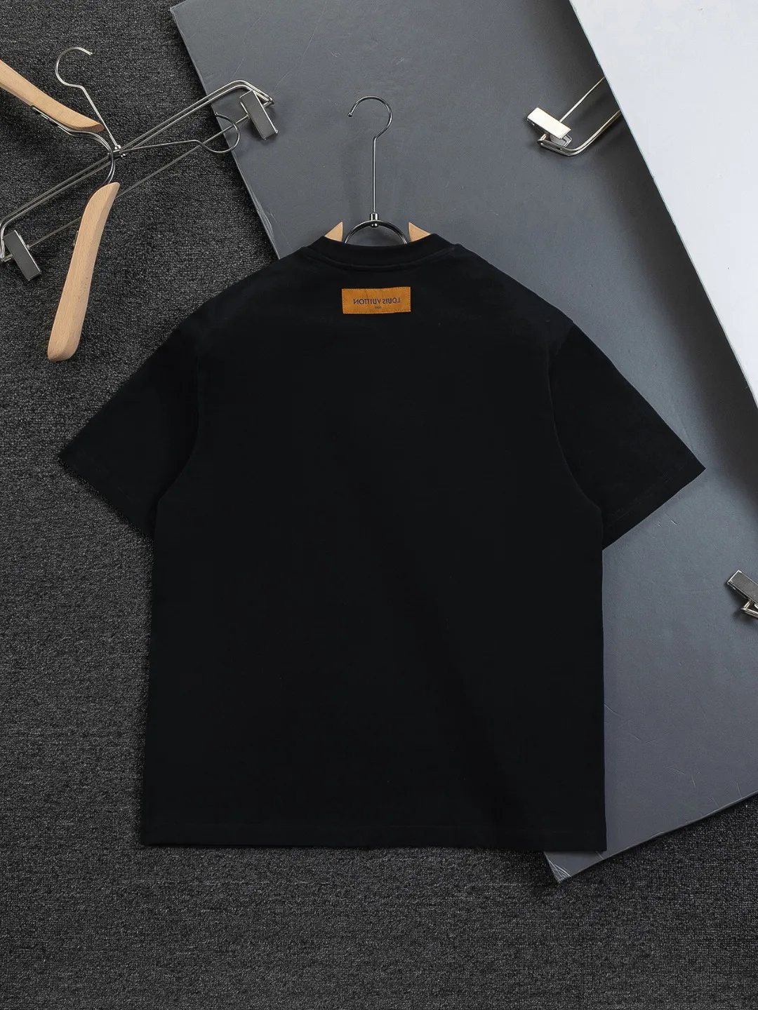 🅿️190 Louis Vuitton 1V LV lv slightly wide version S-XL LV 26ss new products are available at counters at the same time. Multiple craftsmanship Snow Mountain🏔️Ski⛷️Flocked Foam Print Ski⛷️ series T-shirts, the front foam print combines snow mountains, forests and abstract cracks, with the LV logo hidden, full of artistic sense. Round neck short-sleeved T-shirt, same style for men and women! Consigned to one-to-one creation. Synchronized with the official website, pure cotton fabrics at the counter! It is close to the skin and comfortable, durable and easy to wear. It has a classic and simple logo design and meticulous original craftsmanship. Short-sleeves, a must-have item for men, do not appear to be the same for the general public, but must be unique and eye-catching. This LV short-sleeve is all about quality, comfort, the same shape and fashion as always, including fabrics and cutting techniques. All of them have been made with great effort! 320 grams of washed pure cotton fabric, pure cotton is breathable, very refreshing and comfortable for daily wear. The rib knitting on the neckline is smooth and tight, and the neckline will not be skewed if you toss it at will. The loose version, you will find that it looks really good on the upper body. The overall is minimalist and neat, super versatile for daily use! Pair it casually with a pair of pants for a youthful look. A T-shirt will make your outfit crazy. It is a fashionable item that can never go wrong! Color: Black White Size: S-XL Size chart: S: Shoulder width 50-Bust 56-Length 70 M: Shoulder width 52-Bust 57-Length 72 L: Shoulder width 54-Bust 59-Length 74 XL: Shoulder width 56-Bust 62-Length 76